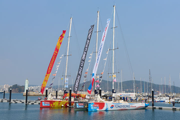 [통영=뉴시스][통영=뉴시스] 신정철 기자= 경남통영호를 비롯 ‘2025-26 클리퍼 세계일주 요트대회’ 참가 요트 10척과 26개국 200여 명의 선수단들이 22일 오후 1시 30분, 경남도민의 열렬한 환송을 뒤로하고 요트 퍼레이드를 펼치면서 경남 통영항을 출항했다. 사진은 출항을 앞둔 경남통영호 모습.(사진=경남도 제공).2026.03.22. photo@newsis.com *재판매 및 DB 금지