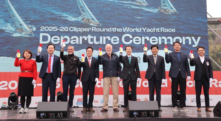 [통영=뉴시스] 신정철 기자= ‘2025-26 클리퍼 세계일주 요트대회’ 참가 요트 및 선수단들이 7일간의 경남 통영시 기항지 행사 ‘PORT WEEK’를 마치고 22일 오후 1시 30분, 통영시민의 열렬한 환송을 뒤로하고 요트 퍼레이드를 펼치면서 미국 시애틀항으로 출항했다. 사진은 박완수 경남지사(왼쪽 네번째)가 출항식에 참석해 영국 클리퍼벤처스 공동회장인 로빈 녹스-존스턴 경(가운데)과 함께 출발경적 에어흔을 들고 출항 세리머니를 하고있다.(사진=경남도 제공).2026.03.22. photo@newsis.com *재판매 및 DB 금지