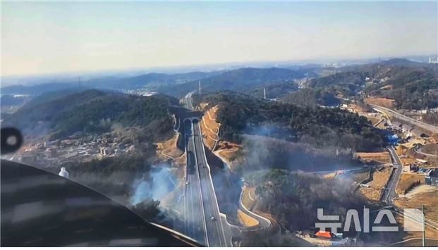 [김제=뉴시스] 22일 오후 발생한 전북 김제시 금구면 오봉리 산불 현장 모습.&nbsp; *재판매 및 DB 금지