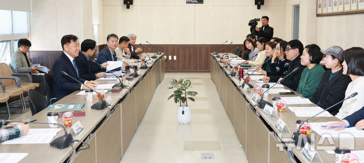 [진안=뉴시스] 22일 김관영 전북자치도지사가 진안군 부귀면 농촌유학 가족체류형 거주시설인 '꿈터마을'을 방문해 현황을 점검하고 학부모들 간담회를 갖고 있다. 2026.03.22 (사진= 전북자치도 제공) *재판매 및 DB 금지