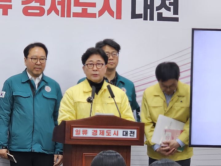 [대전=뉴시스] 김덕진 기자=대전 안전공업 사고 관련 유관기관 관계자가 23일 대전시청 기자회견장에서 합동 기자회견을 갖고 있다. 2026.03.22. spark@newsis;.com *재판매 및 DB 금지