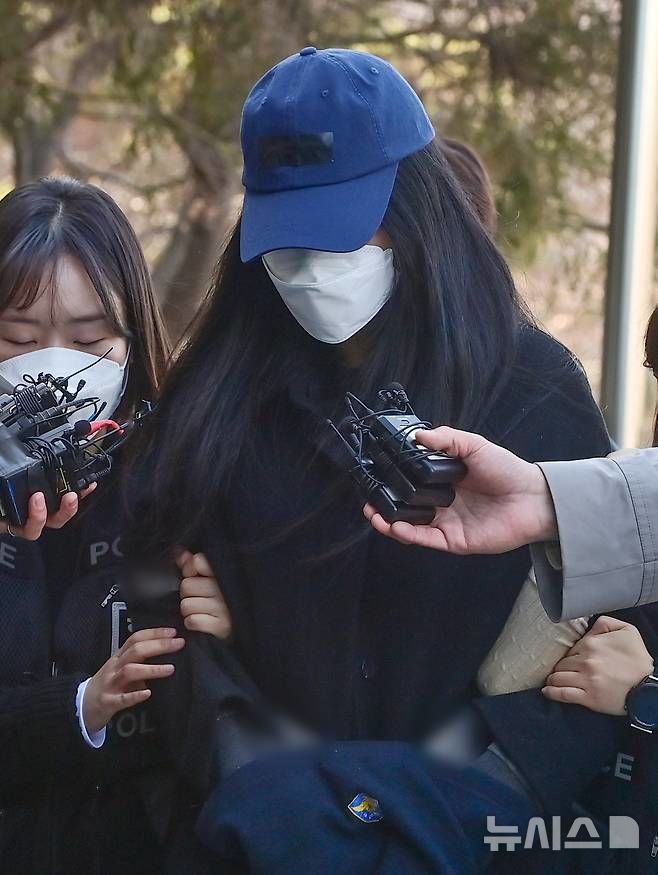 [시흥=뉴시스] 세 살 딸을 학대해 숨지게 한 30대 친모 A 씨가 지난 19일 경기 안산시 수원지방법원 안산지원에서 열린 구속 전 피의자 심문(영장실질심사)에 출석하고 있다. (사진=뉴시스 DB).photo@newsis.com