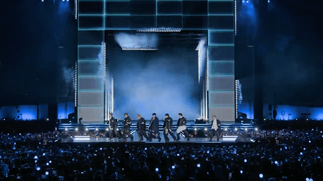 [사진=뉴시스] 방탄소년단(BTS)이 21일 서울 종로구 광화문광장에서 컴백을 기념해 'BTS 컴백 라이브 : 아리랑' 공연을 선보이고 있다. (사진=빅히트 뮤직, 넷플릭스 투둠) 2026.03.21. photo@newsis.com *재판매 및 DB 금지