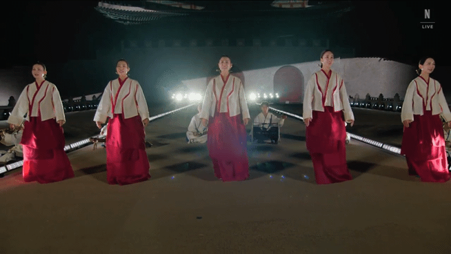 [사진=뉴시스] 방탄소년단(BTS)이 21일 서울 종로구 광화문광장에서 컴백을 기념해 'BTS 컴백 라이브 : 아리랑' 공연을 선보이고 있다. (사진=빅히트 뮤직, 넷플릭스) 2026.03.21. photo@newsis.com *재판매 및 DB 금지 *재판매 및 DB 금지