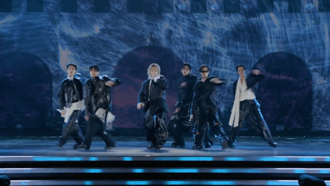 [사진=뉴시스] 방탄소년단(BTS)이 21일 서울 종로구 광화문광장에서 컴백을 기념해 'BTS 컴백 라이브 : 아리랑' 공연을 선보이고 있다. (사진=빅히트 뮤직, 넷플릭스 투둠) 2026.03.21. photo@newsis.com *재판매 및 DB 금지 *재판매 및 DB 금지 *재판매 및 DB 금지