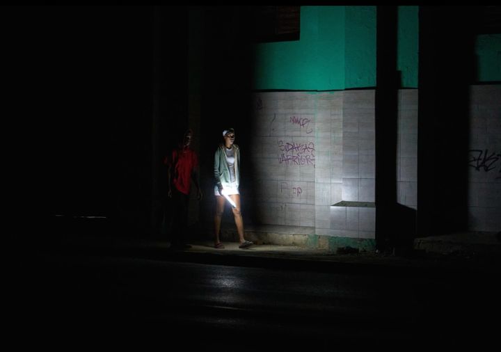 [하바나=AP/뉴시스] 21일 쿠바 수도 하바나가 정전중인 가운데 시민들이 깜깜한 거리를 손전등을 들고 걷고 있다. 2026.03.22. *재판매 및 DB 금지