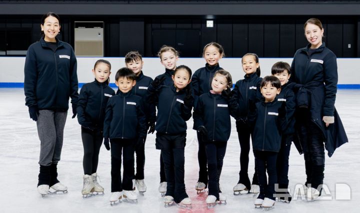 [서울=뉴시스]22일 마이니치신문, 스포츠호치 등 일본 언론에 따르면, 아사다 마오(제일 왼쪽)가 전날 도쿄도 다치카와시의 '기노시타 마오 아카데미'에서 첫 발표회를 가졌다. (사진 = 기노시타 마오 아카데미 홈페이지 캡처)