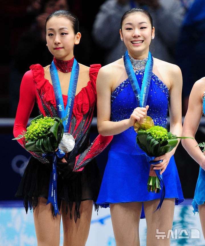 【밴쿠버(캐나다)=뉴시스】피겨여왕 김연아가 26일 오전 (한국시간) 캐나다 밴쿠버 퍼시픽 콜리시움에서 열린 2010 밴쿠버 동계올림픽 여자 피겨스케이팅 프리스케이팅 경기에서 프리 150.06점을 획득, 총점 228.56점으로 세계신기록을 세우며 금메달을 따냈다. 금메달을 목에 건 김연아(오른쪽)와 은메달을 차지한 아사다 마오가 시상대에서 포즈를 취하고 있다. 2010.02.26. (사진 = 뉴시스DB)