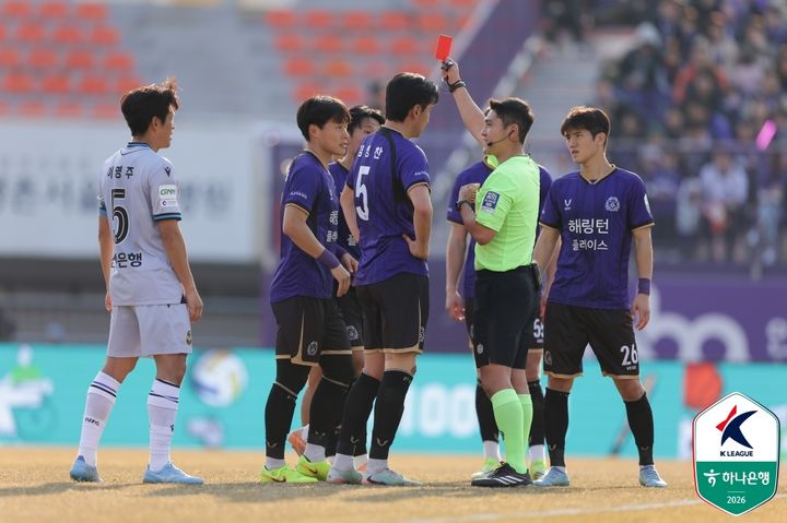 [서울=뉴시스]K리그1 안양 수비수 이창용 퇴장. (사진=한국프로축구연맹 제공)