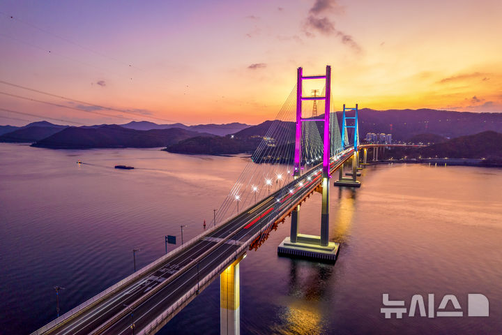 [창원=뉴시스]창원에서 마산 방면으로 바라본 마창대교 야경. (사진=마창대교 제공)2026.03.22. photo@newsis.com