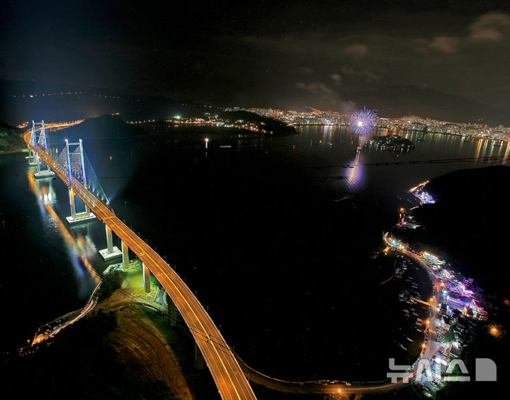 [창원=뉴시스]마창대교 상공에서 마산 방면으로 바라본 야경.(사진=마창대교 제공) 2026.03.22. photo@newsis.com