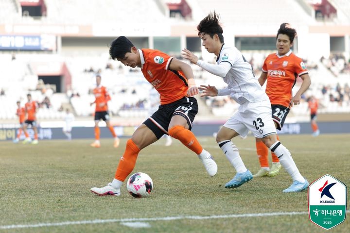 [서울=뉴시스] 프로축구 K리그2 화성FC의 박준서, 천안시티FC의 이동협. (사진=한국프로축구연맹 제공) *재판매 및 DB 금지