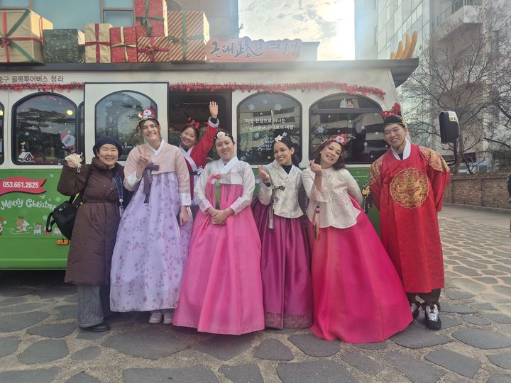 [대구=뉴시스] 대구 중구는 동성로 관광특구를 찾는 외국인 관광객을 대상으로 체험형 관광 프로그램 'Pick & Go 비비드(Vivid) 동성로 투어'를 운영한다. (사진=대구 중구 제공) 2026.03.22. photo@newsis.com *재판매 및 DB 금지