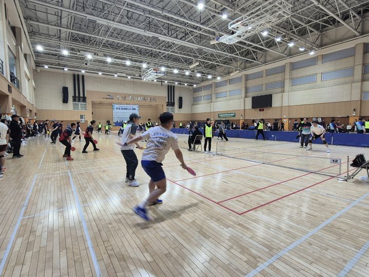 제9회 뉴시스배 전국프리테니스대회가 22일 대구 수성구민체육관에서 개최된 가운데, 참가 선수들이 열띤 랠리를 펼치고 있다. *재판매 및 DB 금지