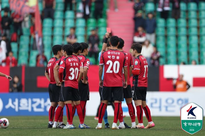 [서울=뉴시스]K리그1 포항 전민광 퇴장. (사진=한국프로축구연맹 제공)