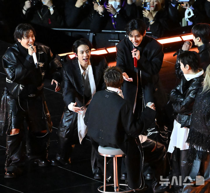 [서울=뉴시스] 사진공동취재단 = 한국 남성 아이돌 그룹 방탄소년단(BTS)이 21일 서울 광화문 광장에서 대규모 무료 공연을 성황리에 개최한 데 대해 외신들도 주목했다. 일본의 한 언론은 BTS가 대단한 이유에 대해 주목해 보도했다. 사진은 방탄소년단(BTS)이 21일 서울 종로구 광화문광장에서 컴백을 기념해 'BTS 컴백 라이브 : 아리랑' 공연을 선보이고 있는 모습. 2026.03.22. photo@newsis.com