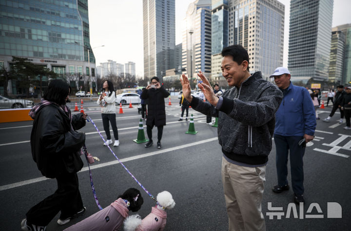 [서울=뉴시스] 정병혁 기자 = 오세훈 서울시장이 22일 서울 영등포구 여의대로에서 열린 쉬엄쉬엄 모닝에서 참가자들에게 인사를 하고 있다. 2026.03.22. jhope@newsis.com