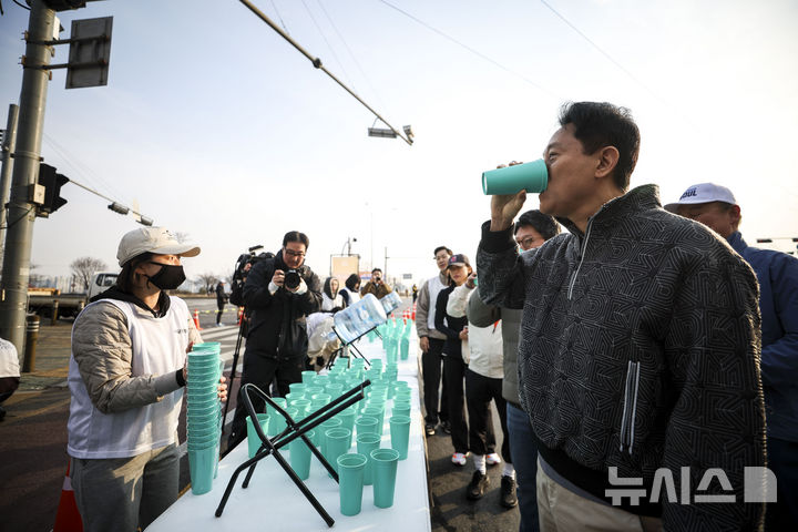 [서울=뉴시스] 정병혁 기자 = 오세훈 서울시장이 22일 서울 영등포구 여의대로에서 열린 쉬엄쉬엄 모닝에서 물을 마시고 있다. 2026.03.22. jhope@newsis.com