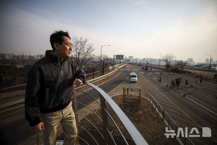 [서울=뉴시스] 정병혁 기자 = 오세훈 서울시장이 22일 서울 영등포구 여의대로에서 열린 쉬엄쉬엄 모닝에서 현장점검을 하고 있다. 2026.03.22. jhope@newsis.com
