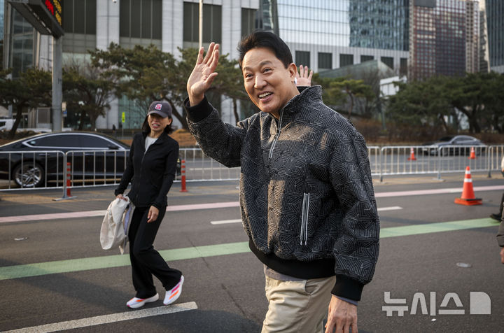 [서울=뉴시스] 정병혁 기자 = 오세훈 서울시장이 22일 서울 영등포구 여의대로에서 열린 쉬엄쉬엄 모닝에서 행사장을 걷고 있다. 2026.03.22. jhope@newsis.com