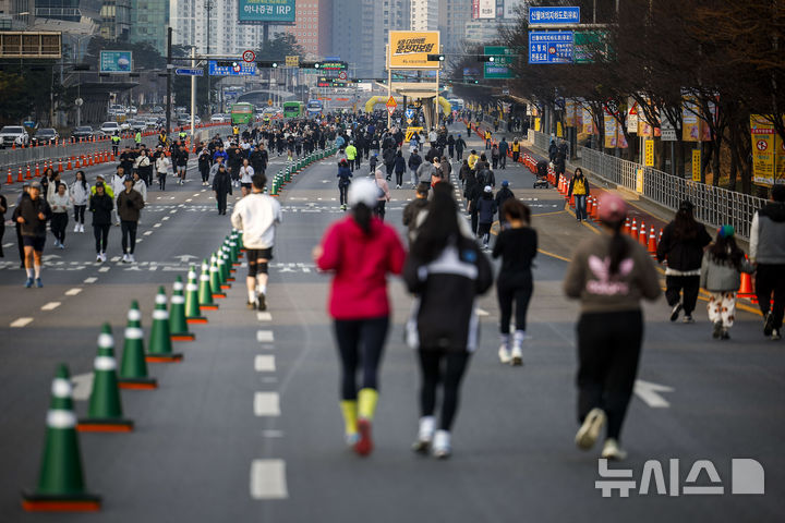 [서울=뉴시스] 정병혁 기자 = 22일 서울 영등포구 여의대로에서 열린 쉬엄쉬엄 모닝 참가자들이 러닝을 하고 있다. 2026.03.22. jhope@newsis.com