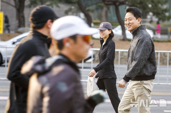 [서울=뉴시스] 정병혁 기자 = 오세훈 서울시장이 22일 서울 영등포구 여의대로에서 열린 쉬엄쉬엄 모닝에서 행사장을 걷고 있다. 2026.03.22. jhope@newsis.com