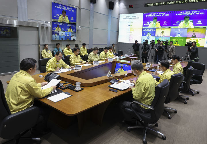 [서울=뉴시스] 김선웅 기자 = 윤호중 행정안전부 장관이 22일 서울 종로구 정부서울청사 서울상황센터에서 대전 대덕구 공장 화재 관련 중앙재난안전대책본부 3차 회의를 주재하고 있다. (사진=행정안전부 제공) 2026.03.22. photo@newsis.com *재판매 및 DB 금지