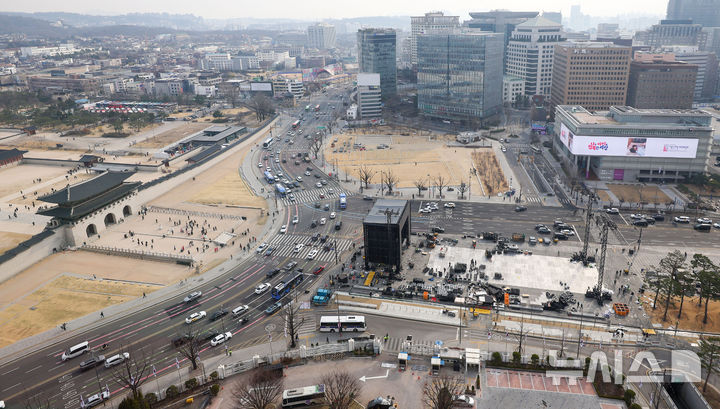 [서울=뉴시스] 김선웅 기자 = 22일 서울 종로구 광화문광장에서 전날 열린 방탄소년단의 'BTS 컴백 라이브 : 아리랑' 공연 무대 철거작업이 진행되고 있다. 2026.03.22. mangusta@newsis.com