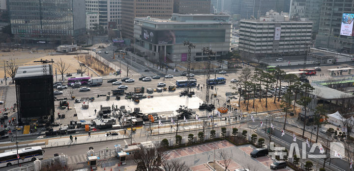 [서울=뉴시스] 김선웅 기자 = 22일 서울 종로구 광화문광장에서 전날 열린 방탄소년단의 'BTS 컴백 라이브 : 아리랑' 공연 무대 철거작업이 진행되고 있다. 2026.03.22. mangusta@newsis.com