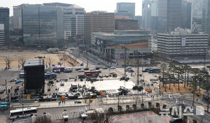 [서울=뉴시스] 김선웅 기자 = 22일 서울 종로구 광화문광장에서 전날 열린 방탄소년단의 'BTS 컴백 라이브 : 아리랑' 공연 무대 철거작업이 진행되고 있다. 2026.03.22. mangusta@newsis.com