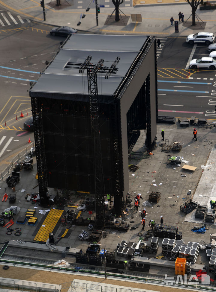 [서울=뉴시스] 김선웅 기자 = 22일 서울 종로구 광화문광장에서 전날 열린 방탄소년단의 'BTS 컴백 라이브 : 아리랑' 공연 무대 철거작업이 진행되고 있다. 2026.03.22. mangusta@newsis.com