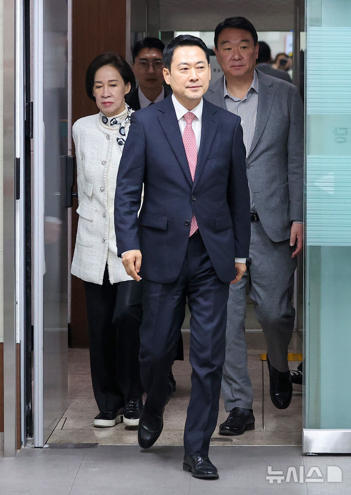 [대구=뉴시스] 이무열 기자 = 장동혁 국민의힘 대표가 22일 대구 수성구 국민의힘 대구시당에서 열린 대구 국회의원 연석회의에 참석하고 있다. 2026.03.22. lmy@newsis.com