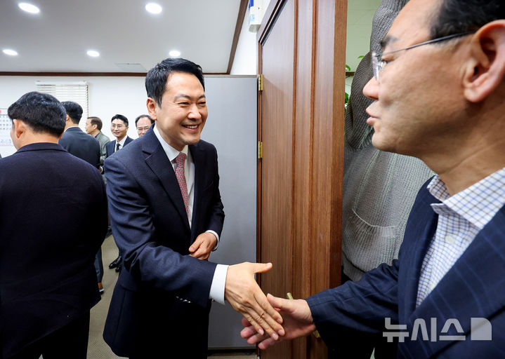 [대구=뉴시스] 이무열 기자 = 장동혁 국민의힘 대표가 22일 대구 수성구 국민의힘 대구시당에서 열린 대구 국회의원 연석회의에 참석해 주호영 의원과 악수하고 있다. 2026.03.22. lmy@newsis.com
