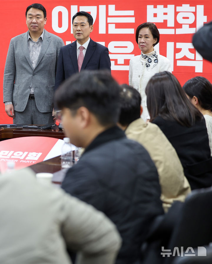 [대구=뉴시스] 이무열 기자 = 장동혁 국민의힘 대표가 22일 대구 수성구 국민의힘 대구시당에서 열린 대구 국회의원 연석회의를 마친 뒤 취재진 질문에 답변하고 있다. 2026.03.22. lmy@newsis.com