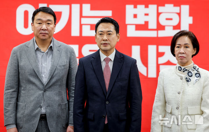 [대구=뉴시스] 이무열 기자 = 장동혁 국민의힘 대표가 22일 대구 수성구 국민의힘 대구시당에서 열린 대구 국회의원 연석회의를 마친 뒤 취재진 질문에 답변하고 있다. 2026.03.22. lmy@newsis.com