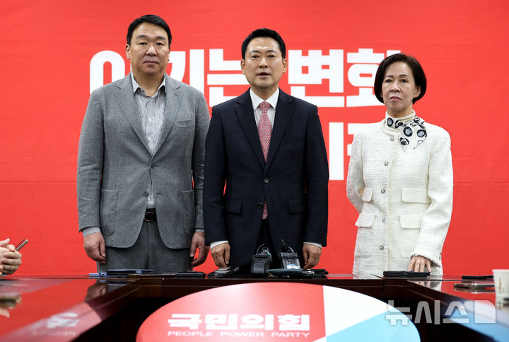 [대구=뉴시스] 이무열 기자 = 장동혁 국민의힘 대표가 22일 대구 수성구 국민의힘 대구시당에서 열린 대구 국회의원 연석회의를 마친 뒤 취재진 질문에 답변하고 있다. 2026.03.22. lmy@newsis.com