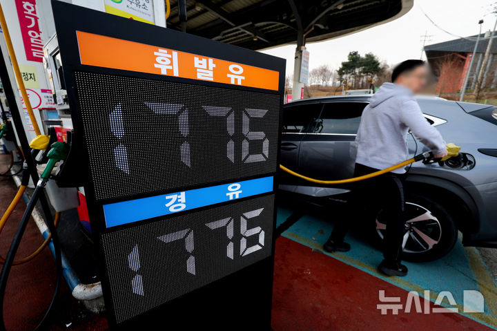 [서울=뉴시스] 김진아 기자 = 석유 최고가격제가 시행된 첫 주에 전국 주유소 기름값이 하락 전환했다.&nbsp; 한국석유공사 유가정보시스템 오피넷에 따르면 3월 셋째 주(15∼19일) 전국 주유소 휘발유 평균 판매가는 지난주보다 L당 72.3원 내린 1천829.3원이었다. 경유 평균 판매 가격은 전주 대비 96.5원 하락해 1천828.0원을 기록하며 큰 낙폭을 보였다.&nbsp; 22일 서울의 만남의광장 주유소에 유가 정보가 표시되어 있다 2026.03.22. bluesoda@newsis.com