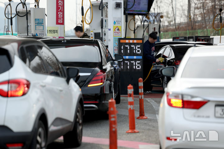 [서울=뉴시스] 김진아 기자 = 지난 22일 서울의 만남의광장 주유소에 유가 정보가 표시되어 있다 2026.03.22. bluesoda@newsis.com