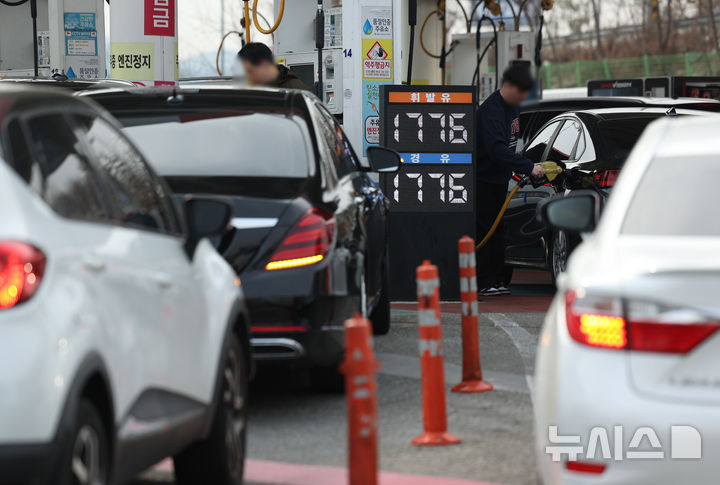 [서울=뉴시스] 김진아 기자 = 지난 22일 서울의 만남의광장 주유소에 유가 정보가 표시돼 있는 모습. 2026.03.22. bluesoda@newsis.com