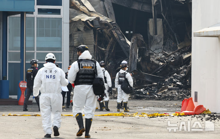 [대전=뉴시스] 황준선 기자 = 22일 대전 대덕구 안전공업 화재현장에서 소방 관계자들이 현장을 둘러보고 있다. 2026.03.22. hwang@newsis.com
