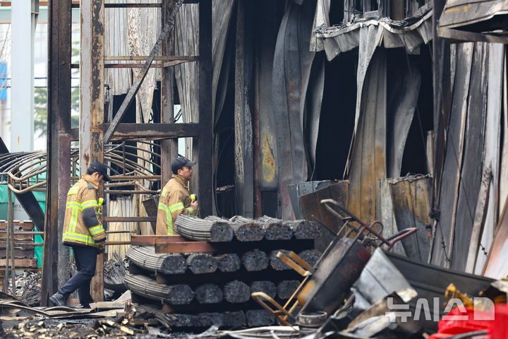 [대전=뉴시스] 황준선 기자 = 22일 대전 대덕구 안전공업 화재현장에서 소방 관계자들이 현장을 둘러보고 있다. 2026.03.22. hwang@newsis.com