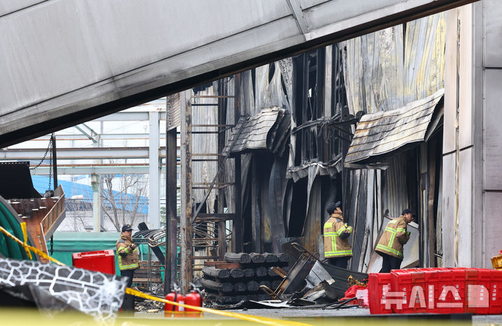 [대전=뉴시스] 황준선 기자 = 22일 대전 대덕구 안전공업 화재현장에서 소방 관계자들이 현장을 둘러보고 있다. 2026.03.22. hwang@newsis.com