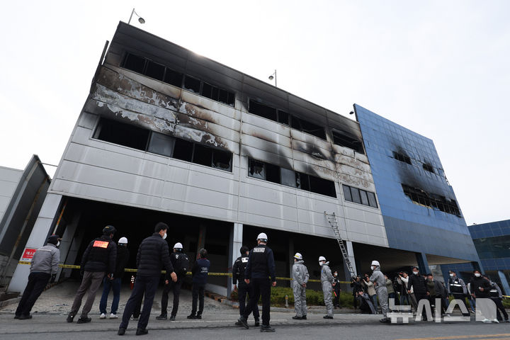 [대전=뉴시스] 황준선 기자 = 22일 대전 대덕구 안전공업 화재현장에서 소방·경찰 등 관계자들이 현장을 둘러보고 있다. 2026.03.22. hwang@newsis.com