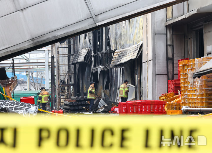 [대전=뉴시스] 황준선 기자 = 22일 대전 대덕구 안전공업 화재현장에서 소방 관계자들이 현장을 둘러보고 있다. 2026.03.22. hwang@newsis.com