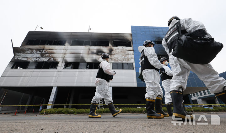 [대전=뉴시스] 황준선 기자 = 22일 대전 대덕구 안전공업 화재현장에서 소방·경찰 등 관계자들이 현장을 둘러보고 있다. 2026.03.22. hwang@newsis.com