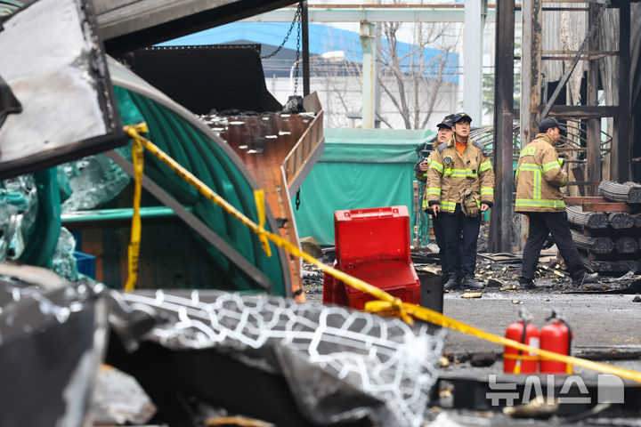 [대전=뉴시스] 황준선 기자 = 22일 대전 대덕구 안전공업 화재현장에서 소방 관계자들이 현장을 둘러보고 있다. 2026.03.22. hwang@newsis.com