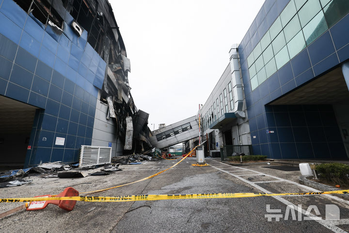 [대전=뉴시스] 황준선 기자 = 22일 대전 대덕구 안전공업 화재현장의 출입이 통제되고 있다. 2026.03.22. hwang@newsis.com