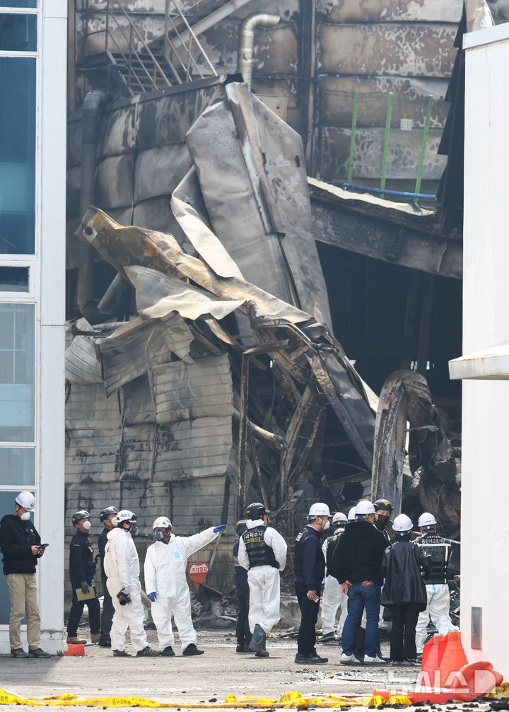 [대전=뉴시스] 황준선 기자 = 22일 대전 대덕구 안전공업 화재현장에서 소방 관계자들이 현장을 둘러보고 있다. 2026.03.22. hwang@newsis.com