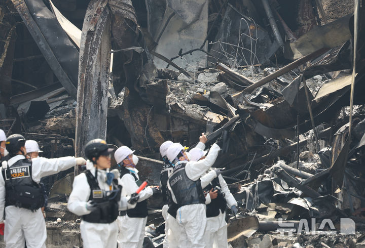 [대전=뉴시스] 황준선 기자 = 22일 대전 대덕구 안전공업 화재현장에서 소방 관계자들이 현장을 둘러보고 있다. 2026.03.22. hwang@newsis.com