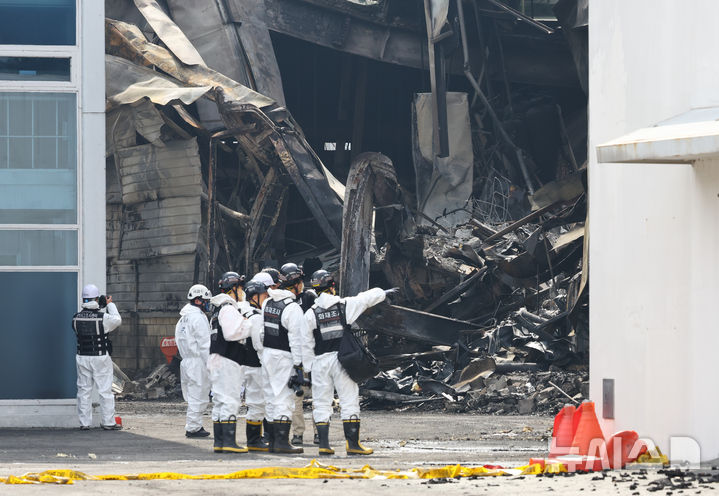 [대전=뉴시스] 황준선 기자 = 22일 대전 대덕구 안전공업 화재현장에서 소방 관계자들이 현장을 둘러보고 있다. 2026.03.22. hwang@newsis.com